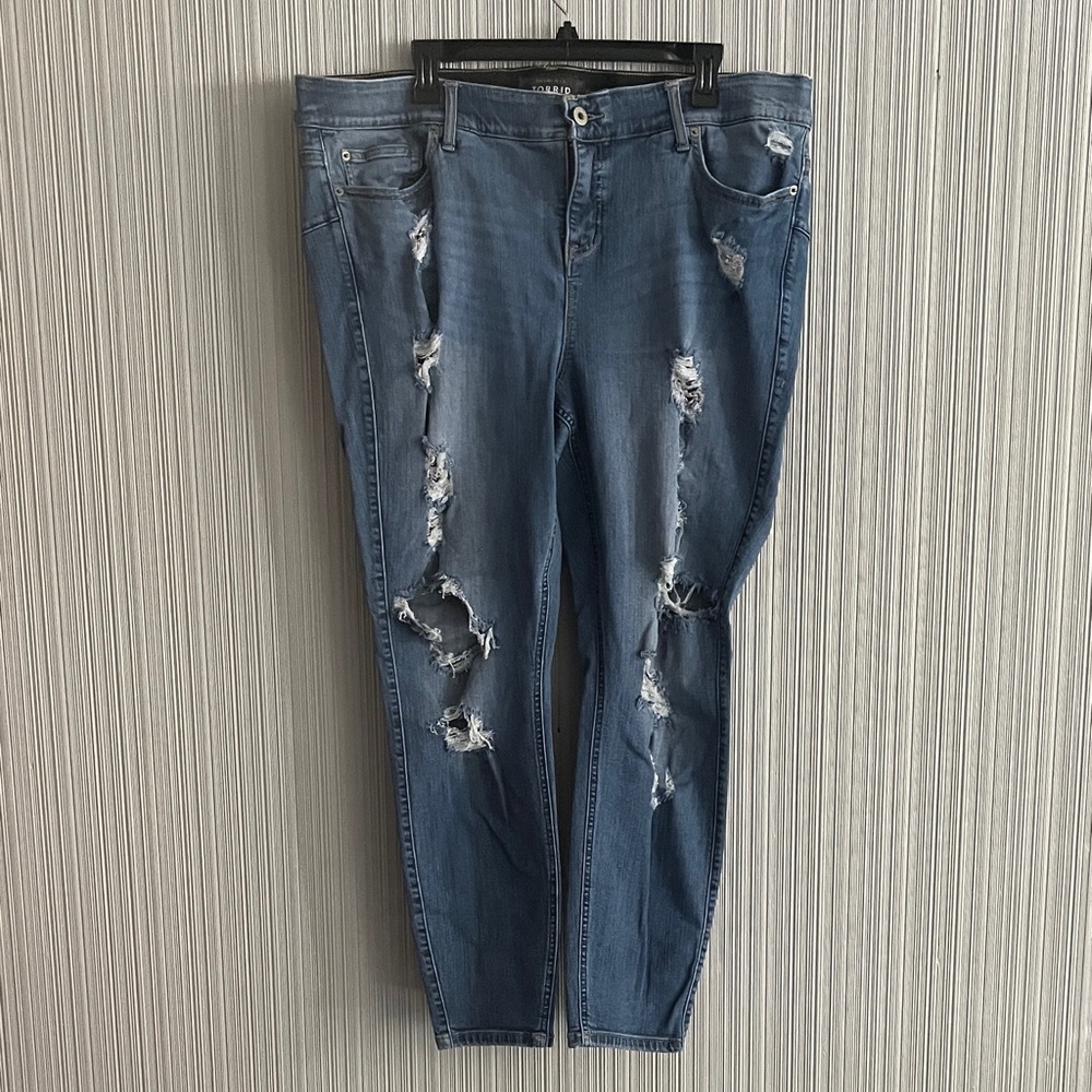 Plus size Torrid bombshell skinny ripped jeans